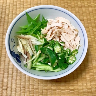 オクラと鶏むねと夏野菜のぶっかけうどん。